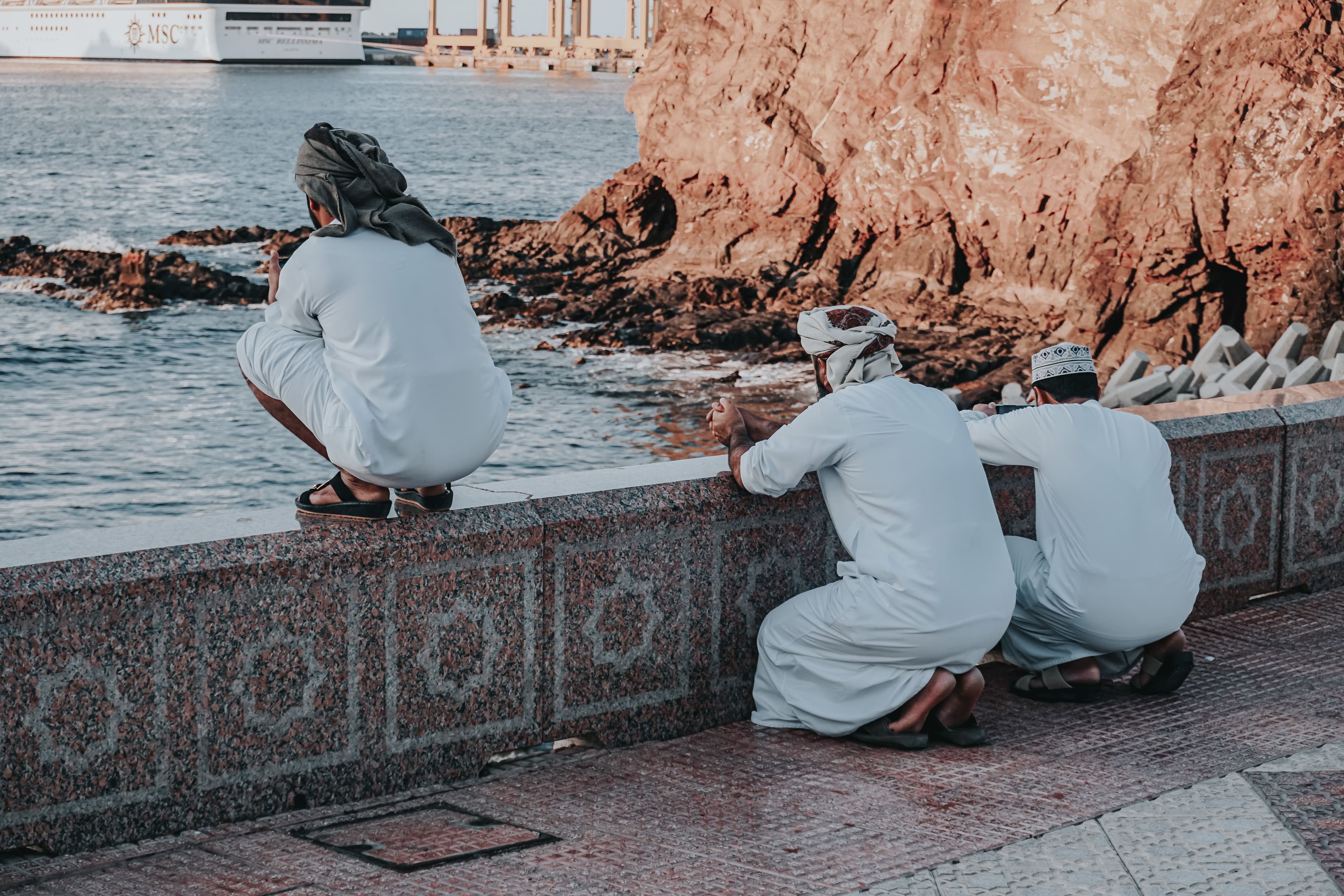 الحياة المحلية الأصيلة على طول ممشى كورنيش مطرح.