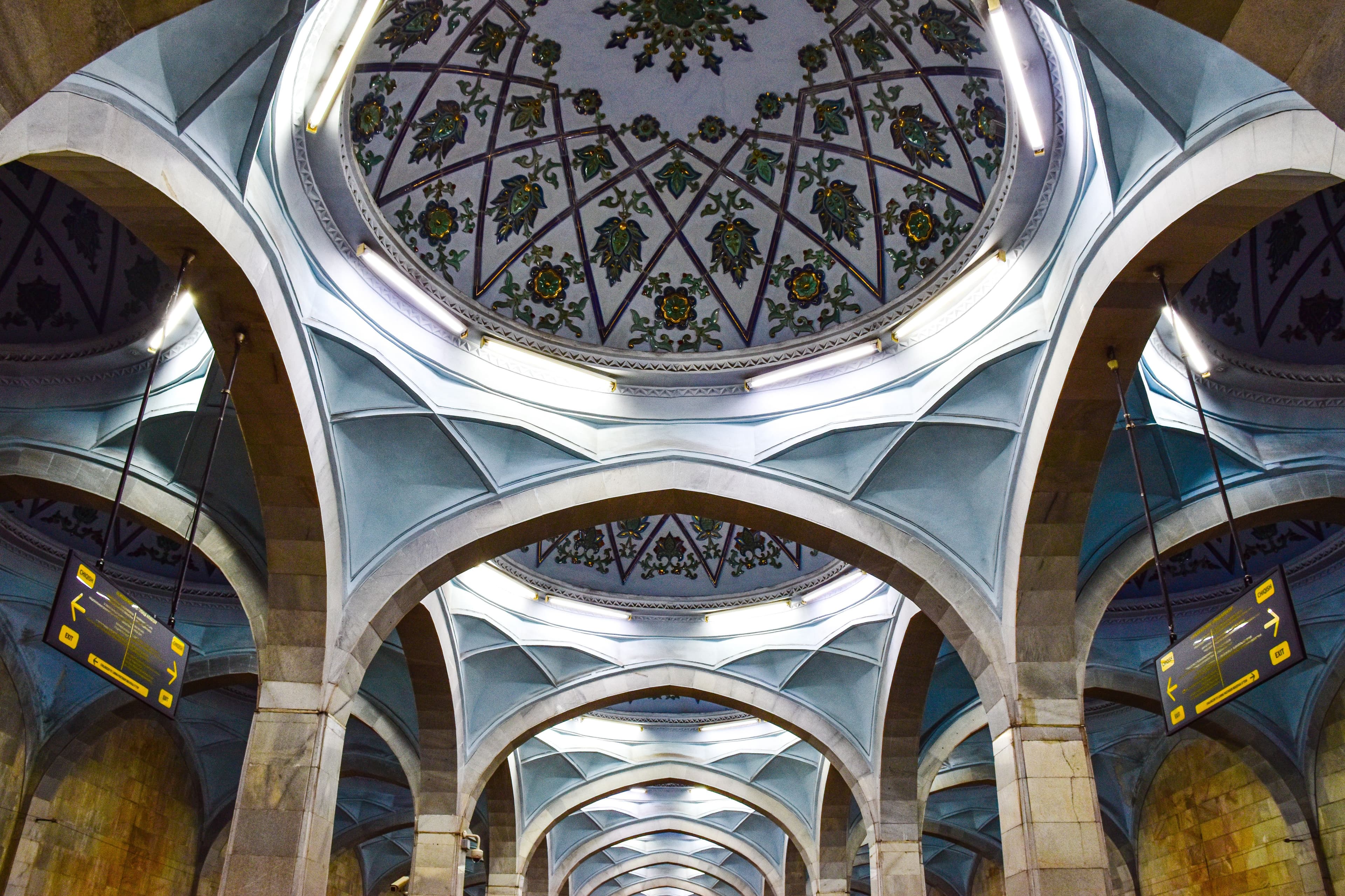 عمارة إسلامية رائعة داخل محطة علي شير نواي.