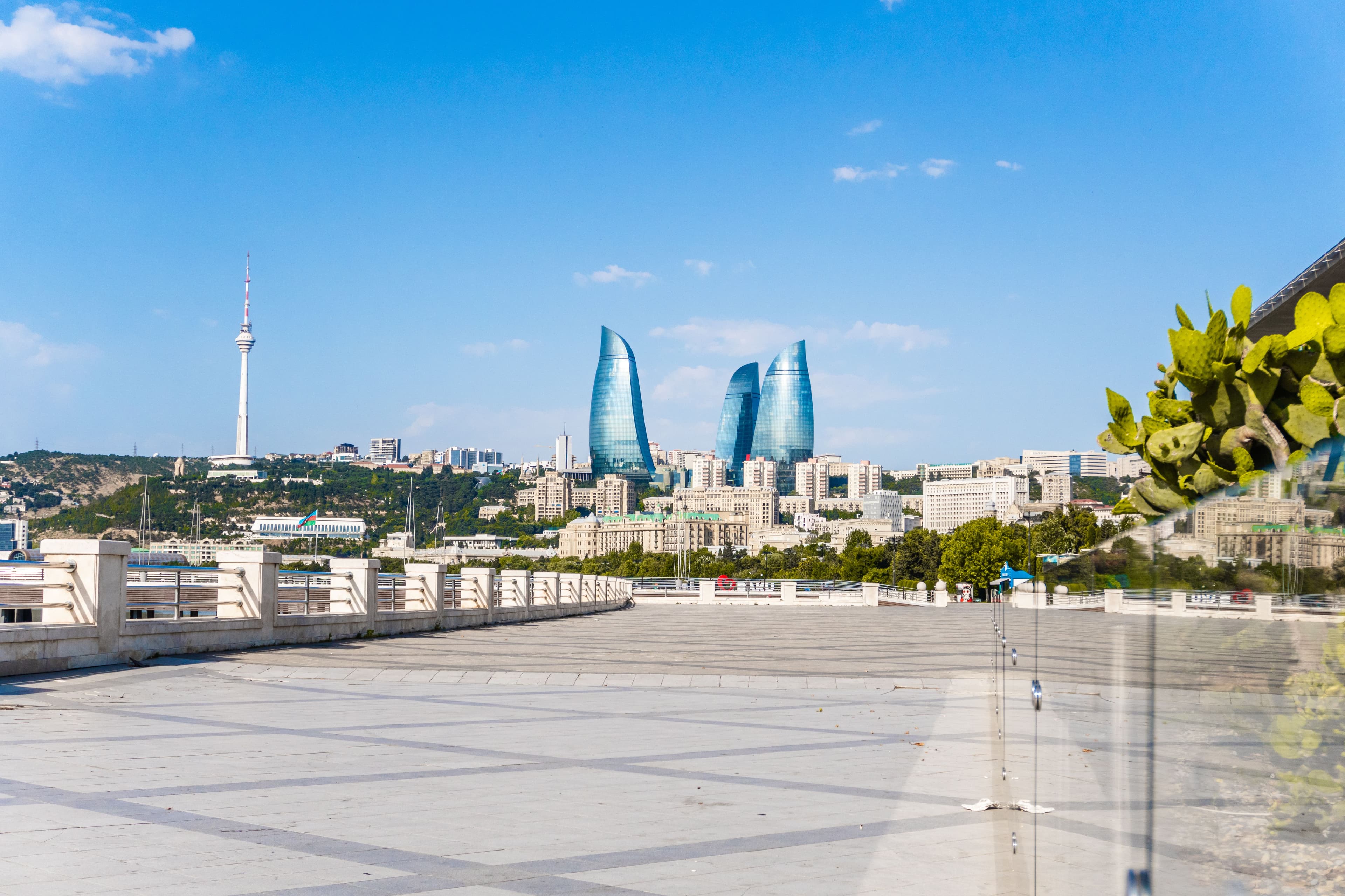 لماذا تتصدر ألبانيا وأذربيجان قائمة الوجهات بدون تأشيرة هذا العام